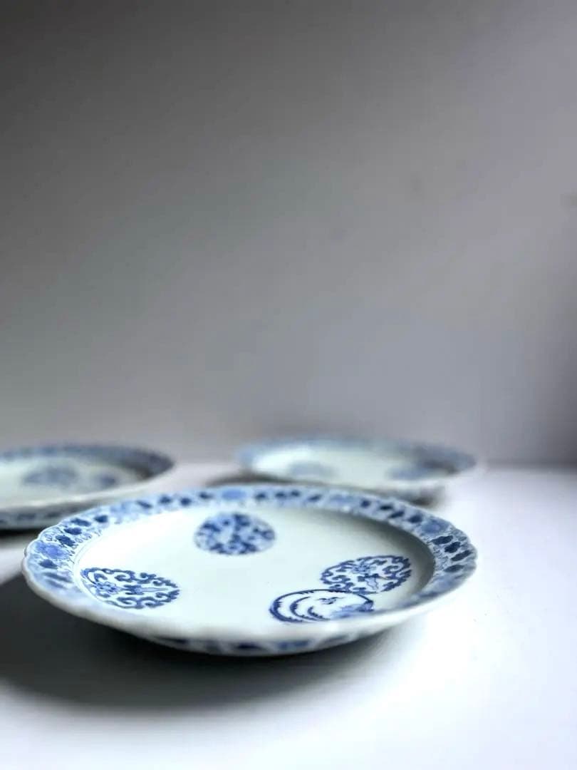 【ケイト様リクエスト】923 骨董 アンティーク 古伊万里 花唐草輪花皿 4点 古伊万里 染付 花唐草 松竹梅 線描き 輪花型 膾皿 - 生活骨董と古布の