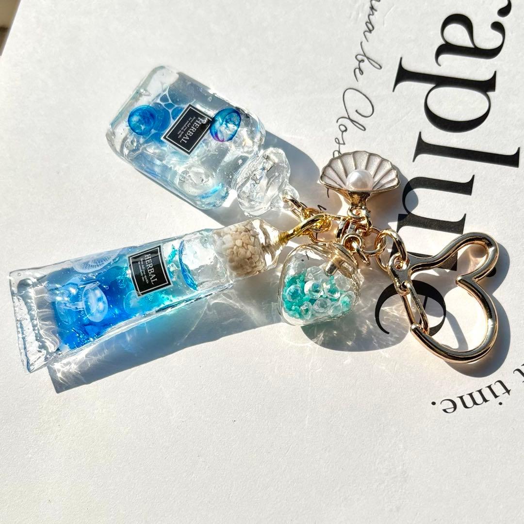 レジンキーホルダー コスメ・香水瓶 海 クラゲ グラデーション 蓄光