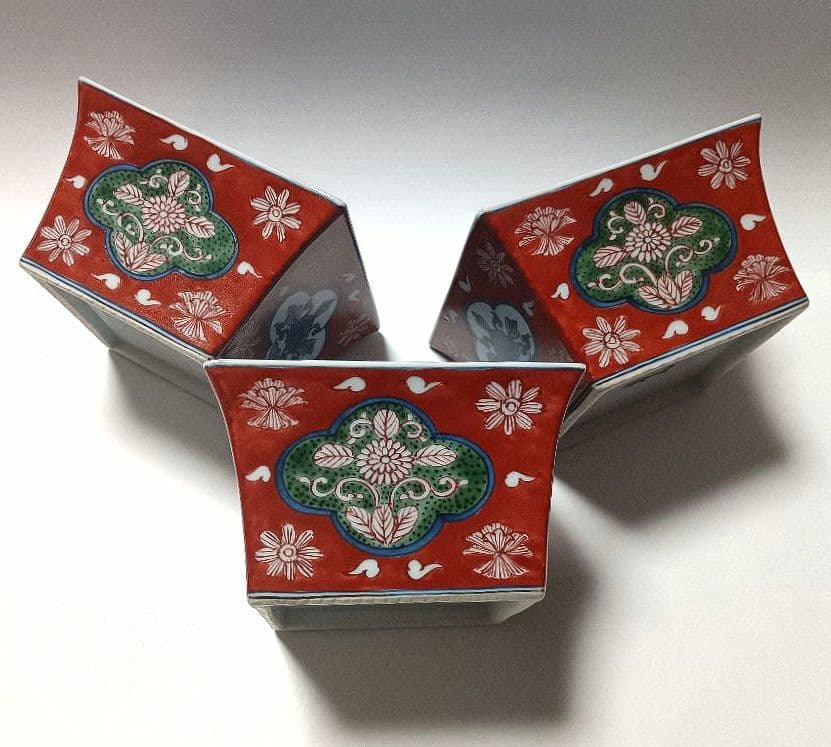 ② 源右衛門窯 染錦 赤濃菊絵 角鉢 3客組 未使用品 赤絵菊絵 鉢 ｜ 有田焼の源右衛門窯公式オンラインショップ