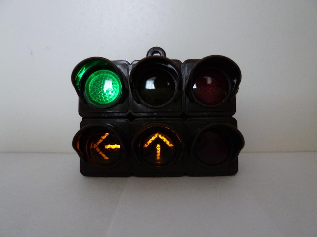 本物志向改造 信号機ガチャ（車両灯器 路面電車用「←↑×」3灯