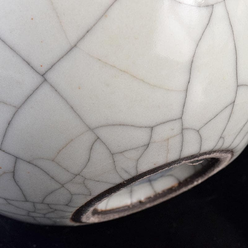 中国 大清乾隆年製款 哥窯 白磁 金糸鉄線 氷裂文 花口瓶 M 8020E