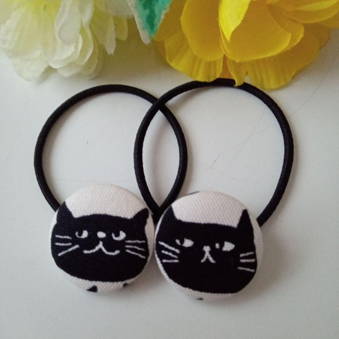 黒猫 くるみボタンヘアゴム ハンドメイド - メルカリ