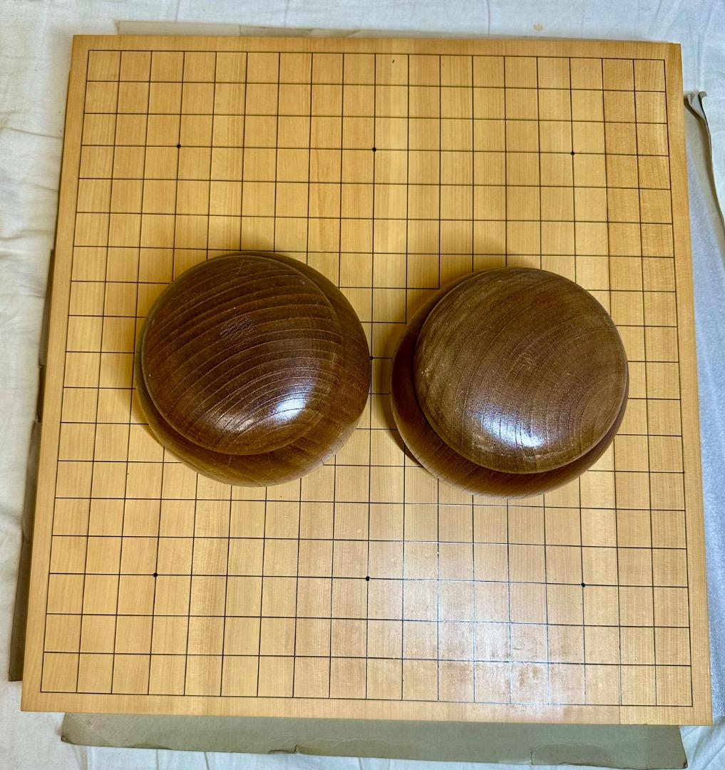 榧木製碁盤と白蛤・那智黒・碁石セット 黒木碁石店 本蛤碁石 厳選華印 34号 | 前川榧碁盤店