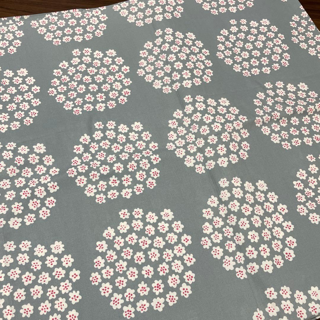 マリメッコ　テーブルクロス　プケッティ　グレーピンク　ソコス限定　大判 marimekko マリメッコ テーブルクロス PUKETTI（プケッティ/花束