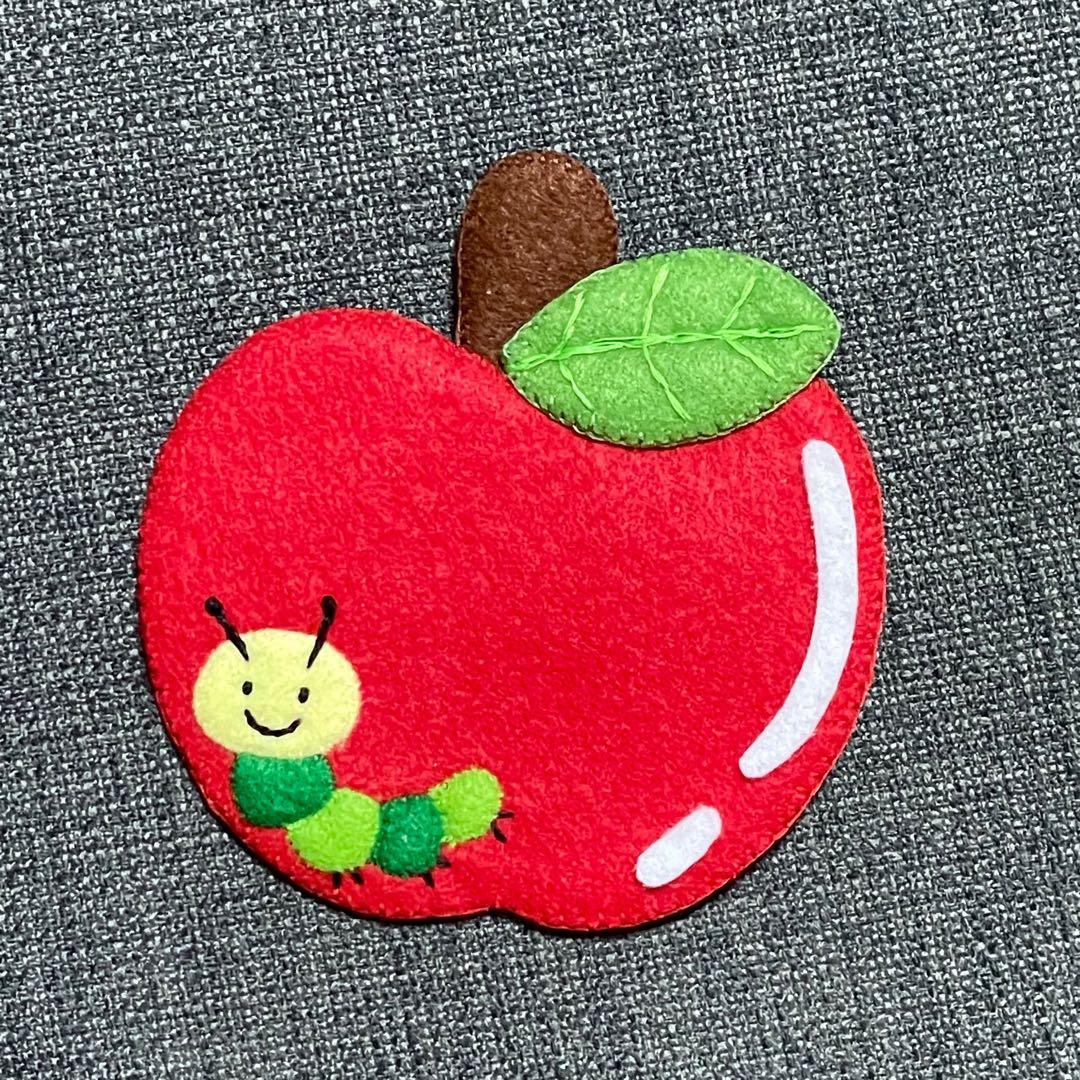 リンゴとあおむし　フェルト名札　ワッペン リンゴとあおむし フェルト名札 ワッペン - メルカリ