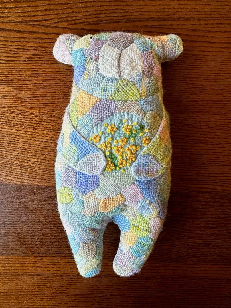 ダーニング刺繍の抱きぐるみ　(ミモザを抱いたクマ) TOMOMI MIMURA | ． ． モザイクダーニング刺繍の「チビくまクッション