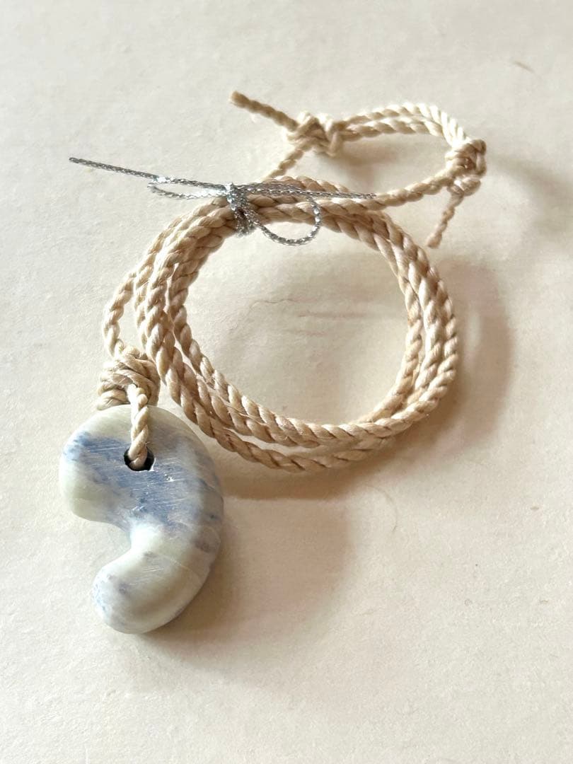 神話の石】フェアリースキンサファイア特大勾玉 精麻より紐ネックレス