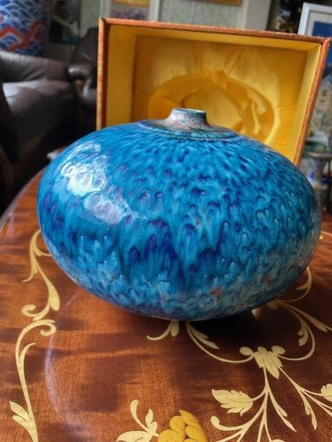 青色陶器花瓶 釉薬仕上げ 専用箱付き 瑠璃水滴丸花瓶 木箱付/木札付［有田焼 真右ェ門窯］