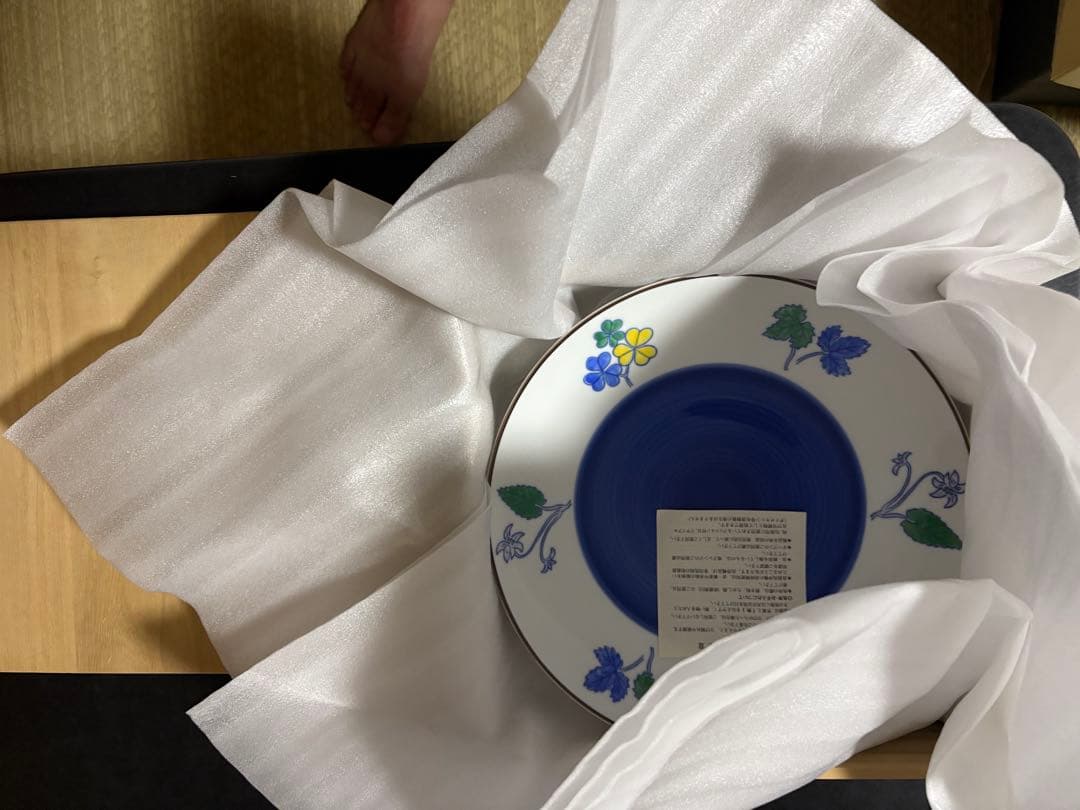 青い花柄の大皿 宮内庁御用達 深川製磁 直径28cm 高さ4.5cm