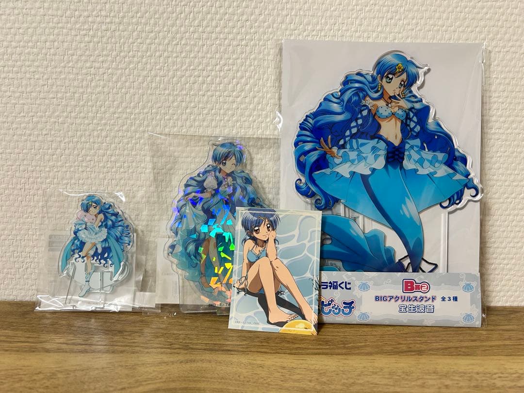 ぴちぴちピッチ アクリルスタンド　波音　キャラ福くじ 宝生波音 ぴちぴちピッチ」ホログラムアクリルスタンド（宝生 波音）｜アニメバコ