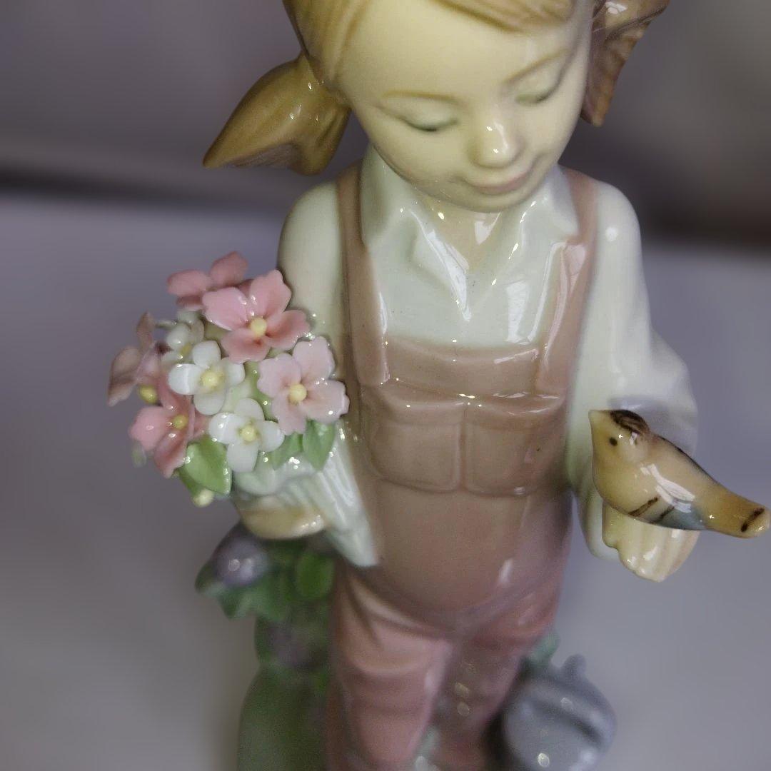 鳥と話す少女。