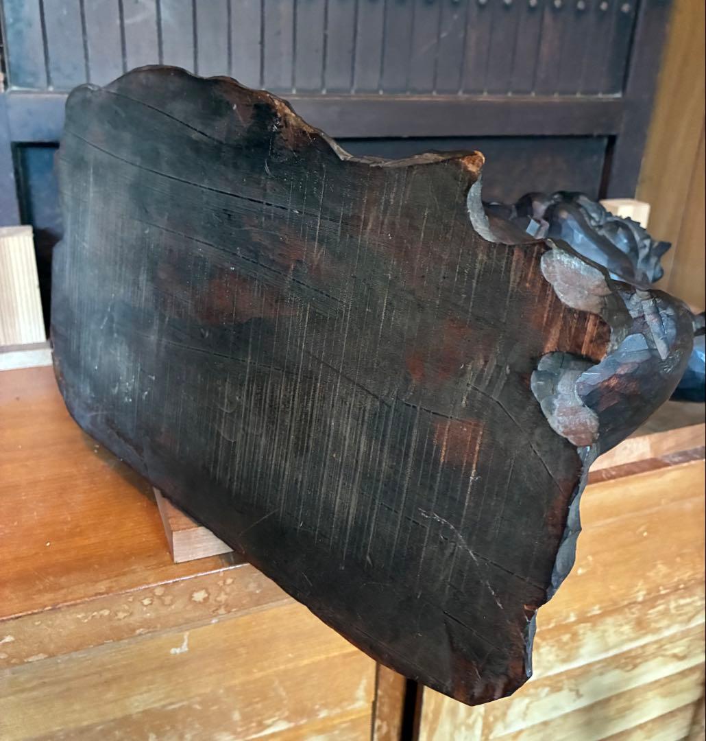 漆黒の鬼の軸受け　黒漆が塗布された鬼 掛け軸　ノミでザクザク彫られた鬼