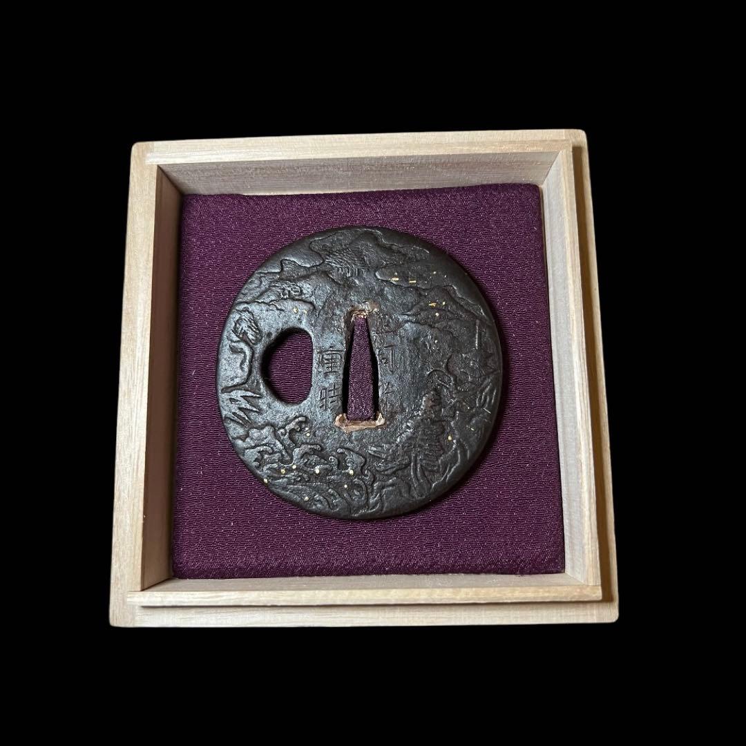 鸛《GW限定出品》刀装具 本歌江戸期 正阿弥重時 鉄地 金象嵌浮彫丸型鍔 桐箱付