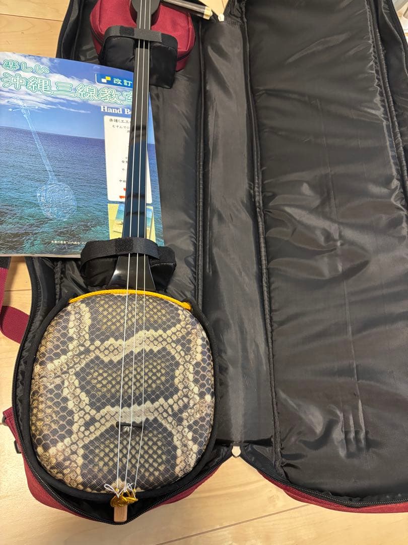 ヘビ柄 三線 本体 教本付き 楽天市場】三線 本張り 初心者向けスタンダードセット付き 真壁型 黒