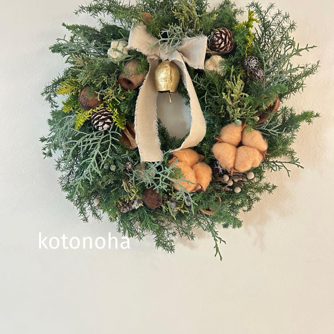 ナチュラルクリスマスリース ベル付き 木の実いっぱい すぐに飾れる！木の実いっぱい！りんごとベルとおリボンがナチュラルな