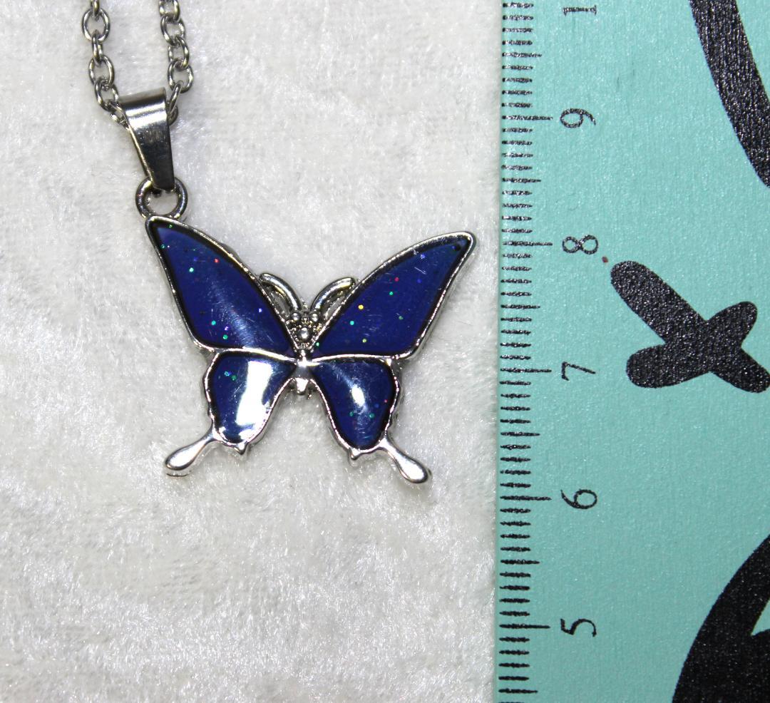 温度変化で色が変わる蝶のネックレス - メルカリ