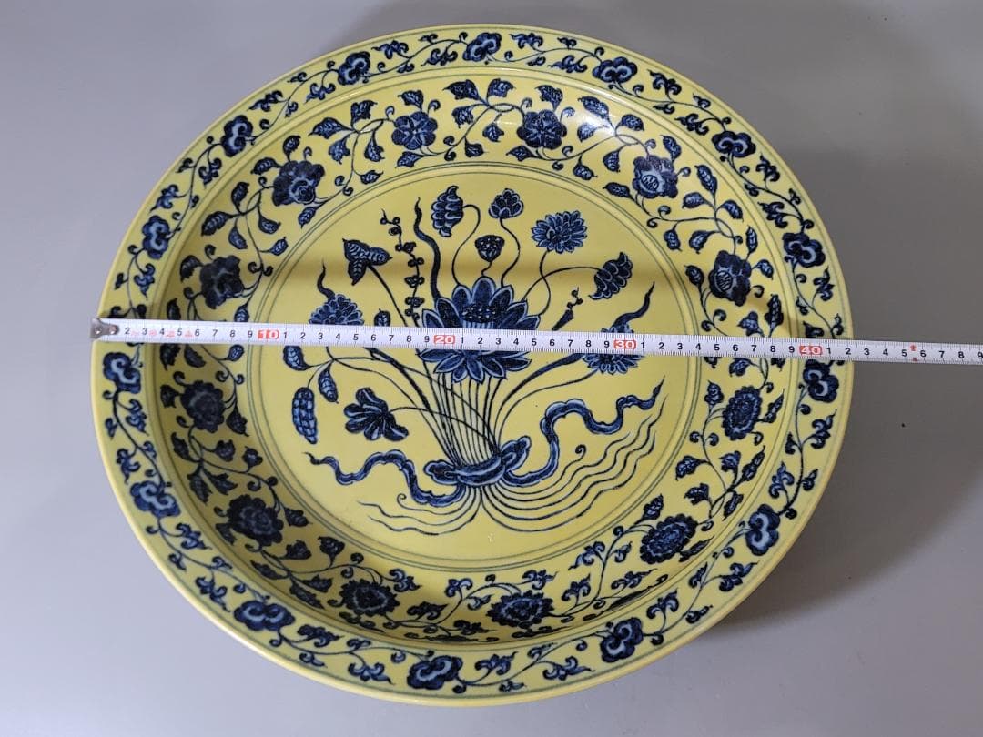 古い 中国 黄釉 纏枝蓮花紋 皿 幅 42cm DT622