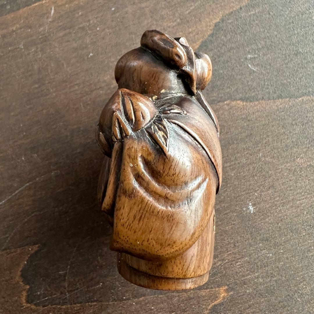 根付 桃を持つ福禄寿 寿老人 福神 木彫り 手彫 在銘あり - メルカリ