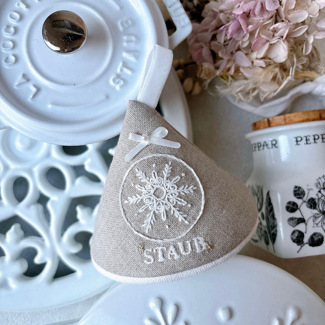 ストウブ スノーフレーク 三角鍋つかみ ホワイト staub 刺繍 - メルカリ