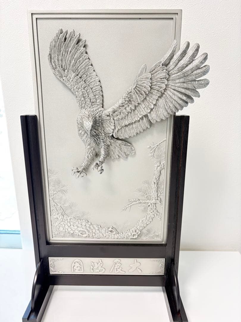 鷲の金属彫刻 置物 木製スタンド付き - メルカリ