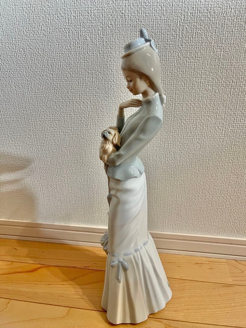 美品）リヤドロ LLADRO 4893 仔犬を抱く貴婦人 - メルカリ