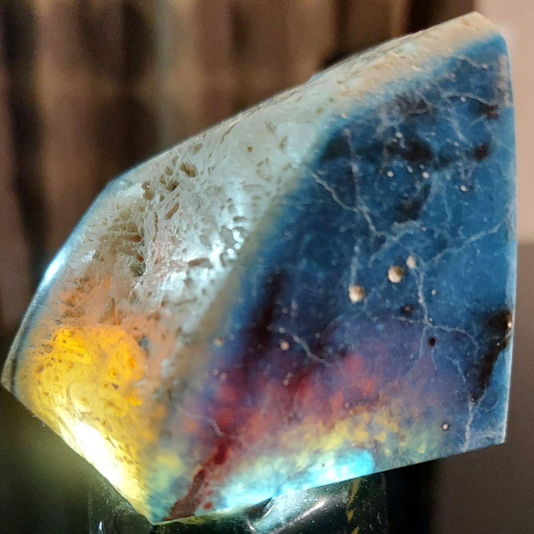 綺麗な星空カラーの激レア石ブルーアイス グレイシアライト原石表面