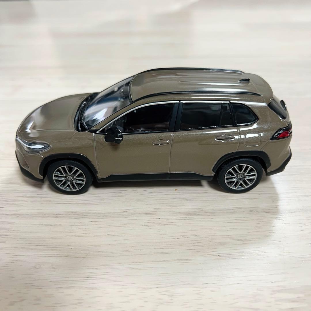 新型カローラクロス ミニカー カラーサンプル マッドバス - メルカリ