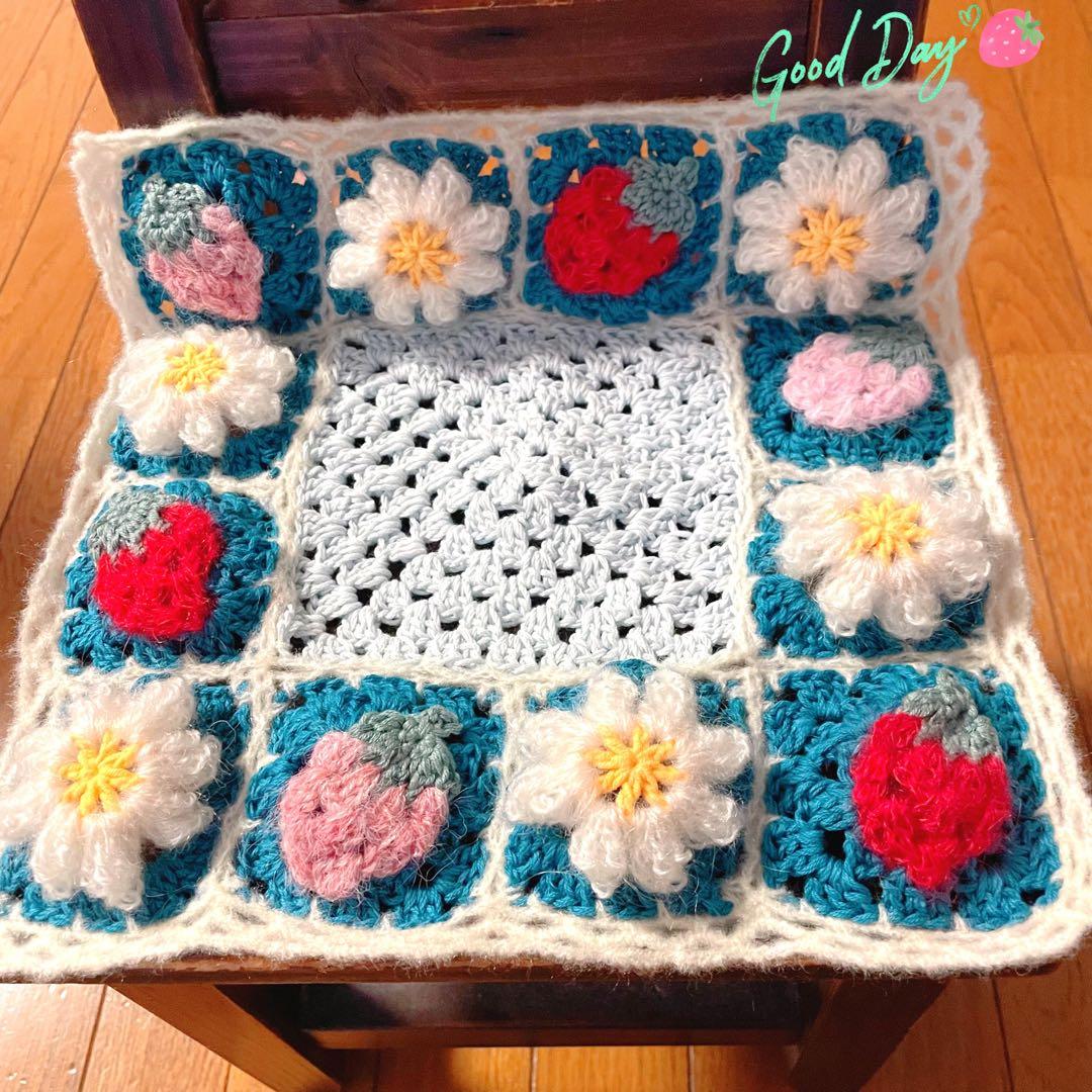 いちご＆ぷっくりお花のモチーフ編み♡マルチカバー - メルカリ
