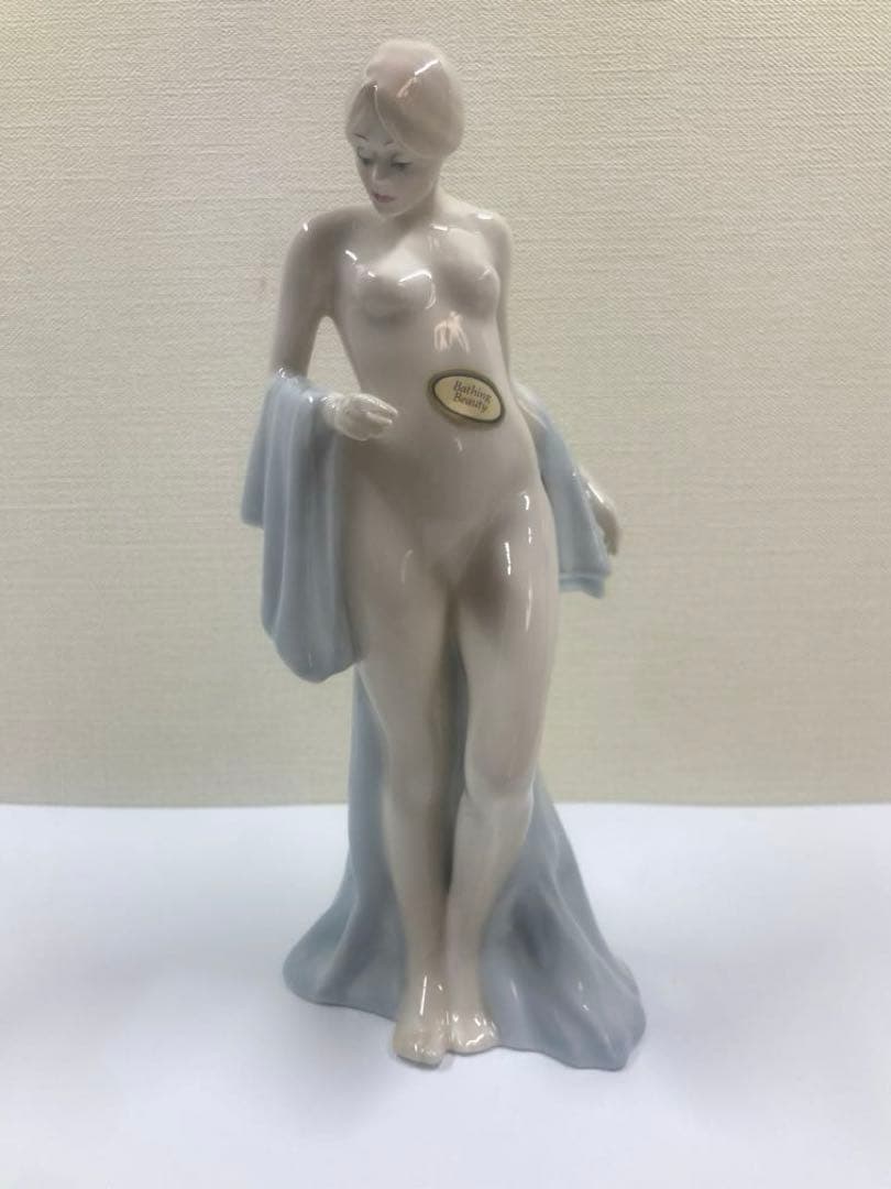 ロイヤルドルトン　Bathing Beauty フィギュリン　水浴の美女