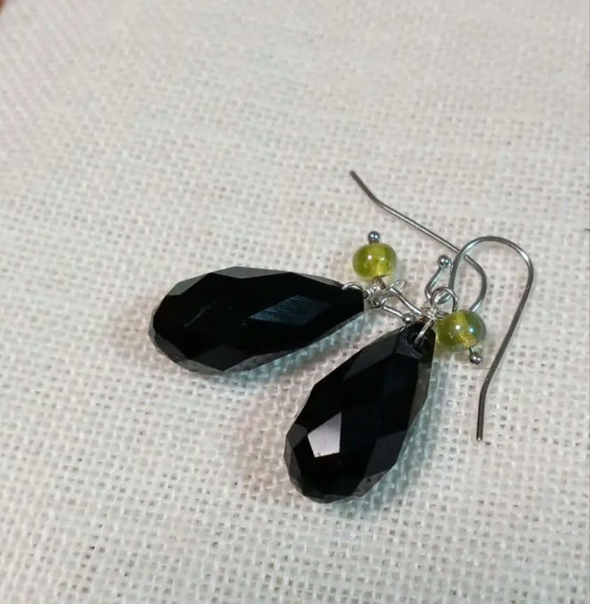 748 ブラックカラー クレオ多面カットガラスとツヤツヤグリーンビーズピアス 楽天市場】緑系ホタルガラスしずくピアス 雫 ドロップ 緑 金属