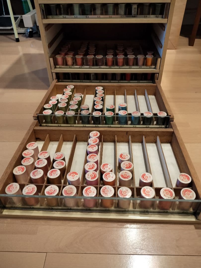 タイヤ―印 木製糸ケース 手芸 店舗什器 昭和レトロ ミシン糸341個付