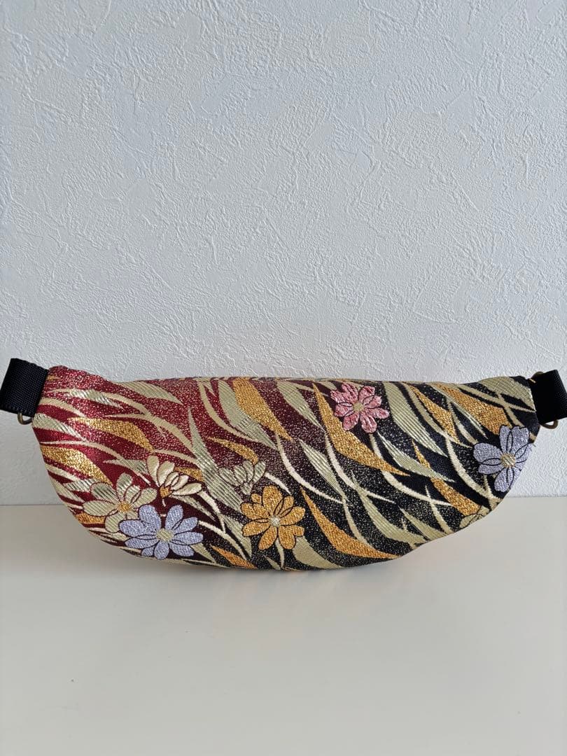 帯リメイク ボディバッグ・スリングバッグ花文様 - メルカリ