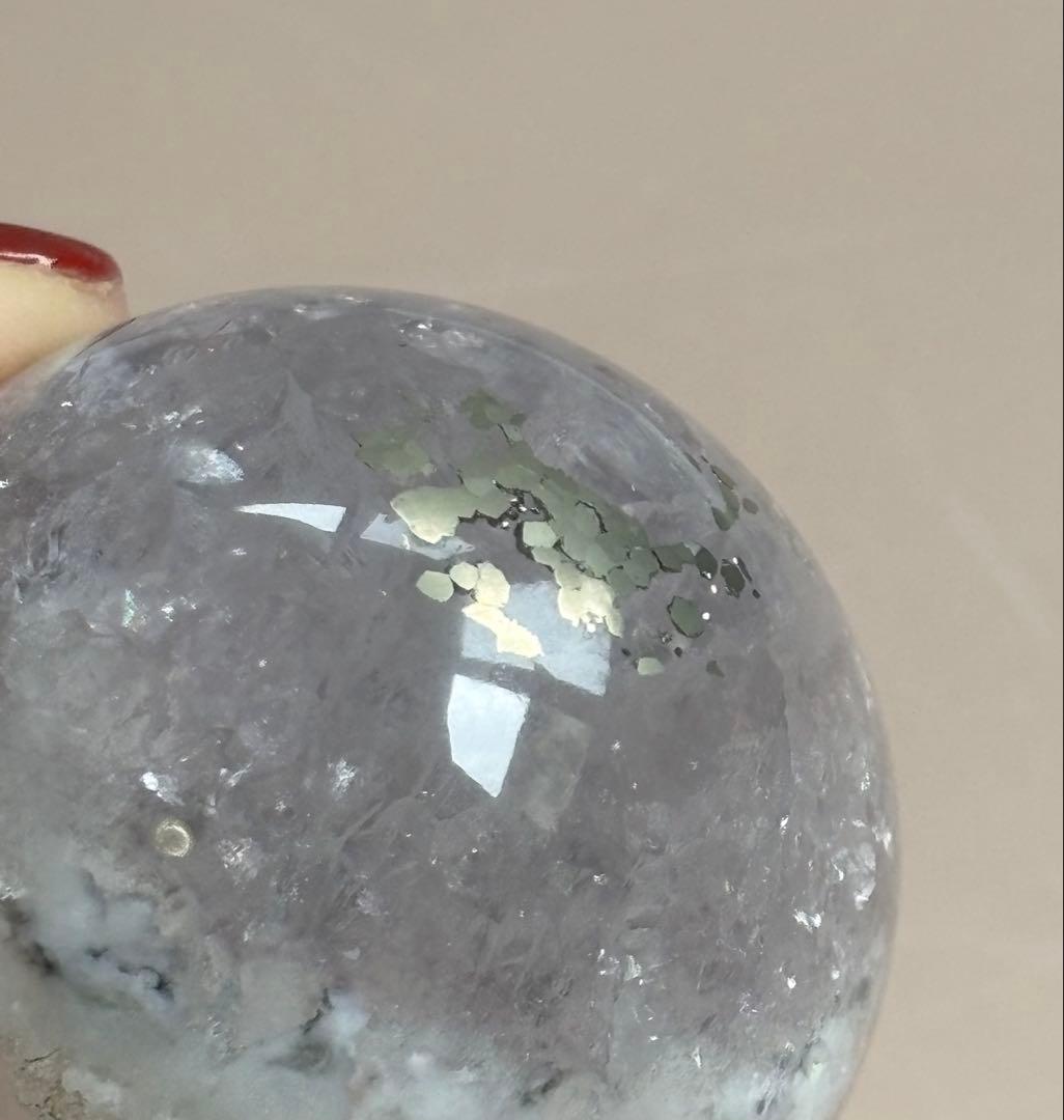 《セリサイト共生・虹彩結晶》パイライト イン フローライト＊スフィア　オーロラ虹