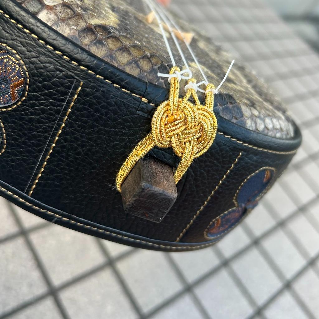 沖縄 三線 新崎型 カミゲン 黒木 本皮一枚張り 黒塗り 伝統工芸士製作