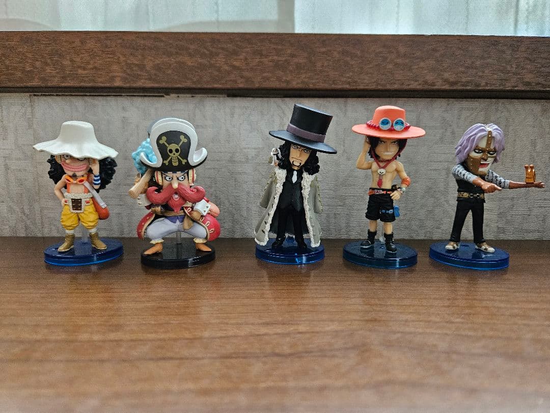 ワンピース フイギュア ミニサイズ 台座付き ビビ ゾロ エース ルフィ