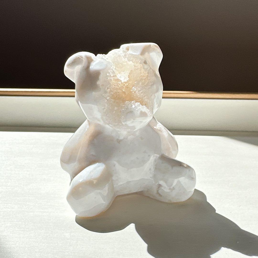 【8,980円】ホワイトアゲート　クマさん　天然石　置物 Amazon.co.jp: 置物 オーナメント 白クマ カワイイ 動物 北欧 置物