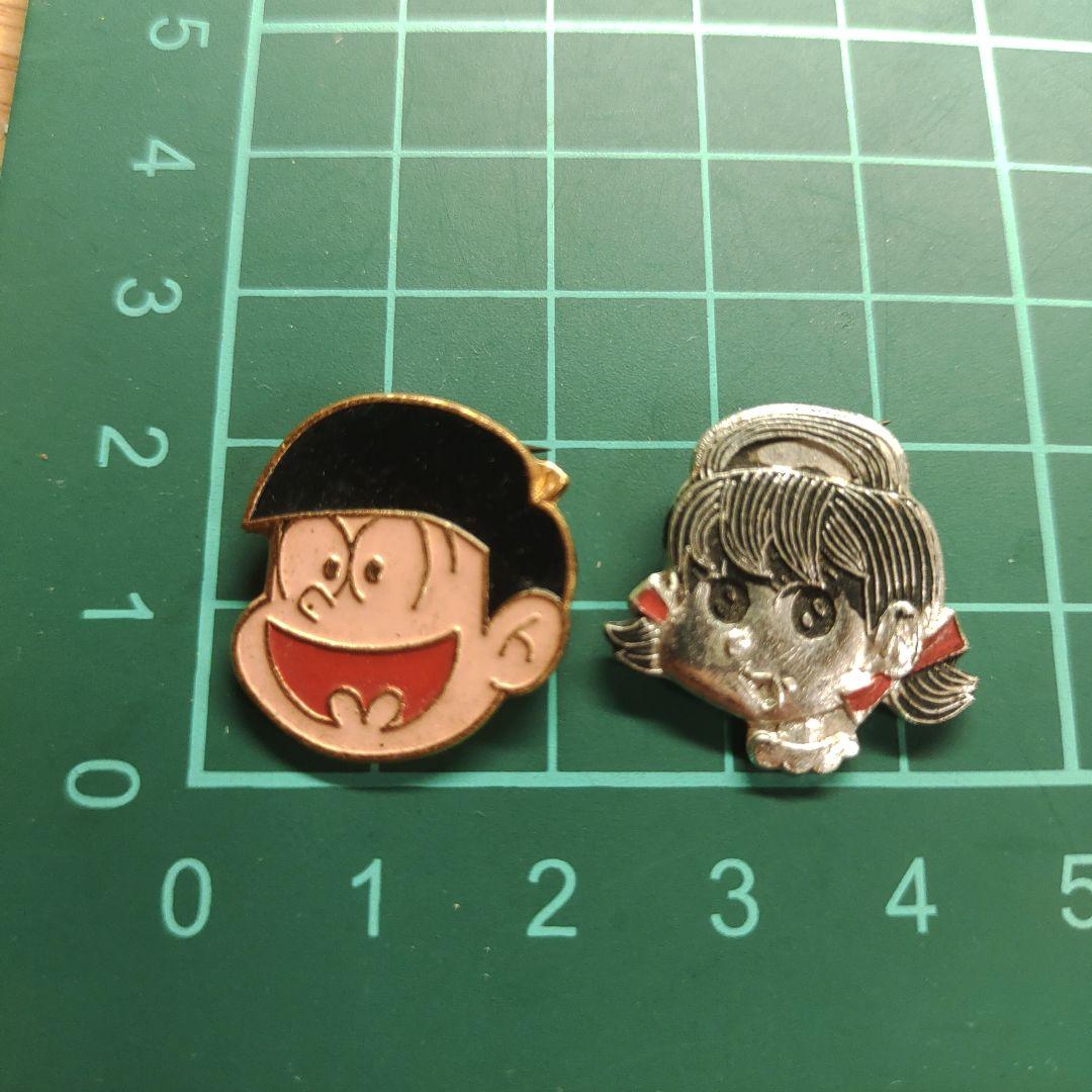 昭和レトロ コビト製菓 おそ松くん&トト子 バッジ - メルカリ