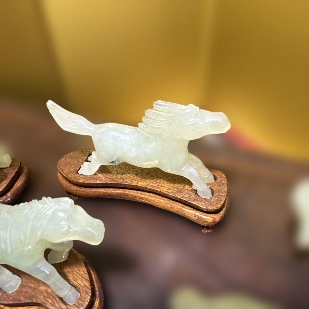 玉石，置物，彫刻，インテリア，翡翠製馬の彫刻8体セット - メルカリ
