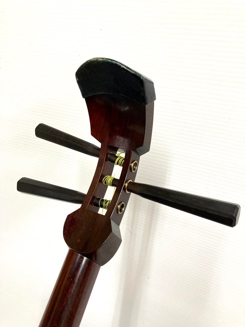 に*ぇ様 美品◆民謡三味線◆紅木 中棹 皮破れ無し 鼈甲撥／駒／指掛け／三つ折り