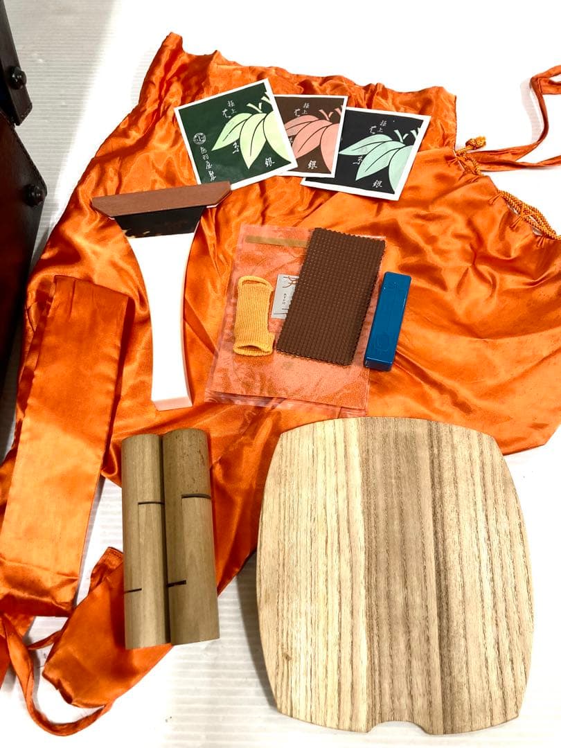 に*ぇ様 美品◆民謡三味線◆紅木 中棹 皮破れ無し 鼈甲撥／駒／指掛け／三つ折り