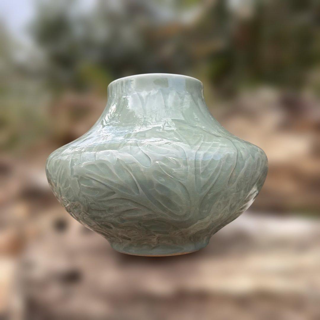 三田青磁 浮牡丹文様花瓶 陽刻 【共箱】 - メルカリ