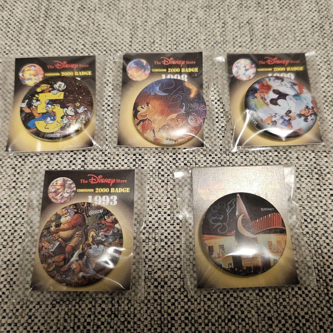 ディズニーストア 2000年カウントダウン記念メダル缶バッジ - メルカリ