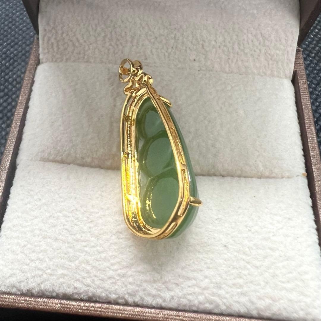 18k使用和田玉翡翠グリーン枝豆型のペンダントトップ 海外鑑定書付き