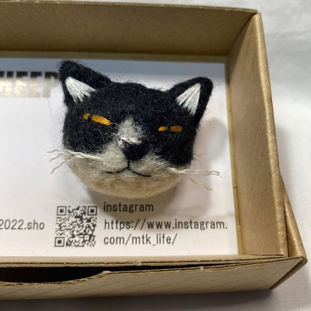 MTK SHEEP 猫の顔ブローチ　箱有り 今日はブローチです。 いつも白黒猫君から作り始めます🤗 女の子も作り