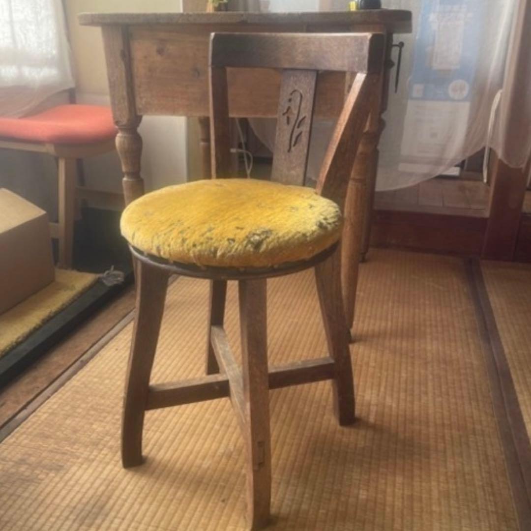 アンティーク　木製イエロー座面の椅子 おしゃれなアンティークの椅子、黄色にペイントされたアンティークの