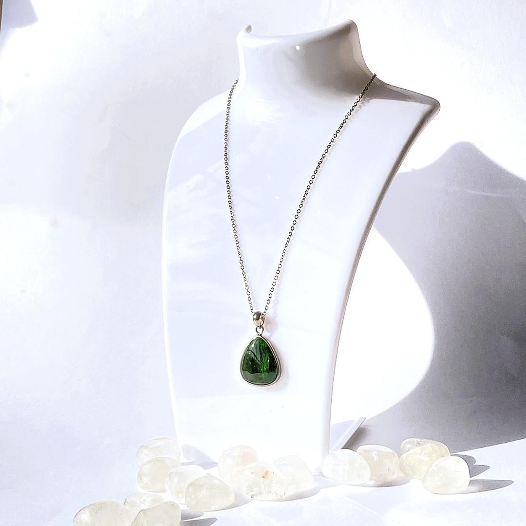 1000円引！【静寂の森の奥深く】クロムダイオプサイト 天然石