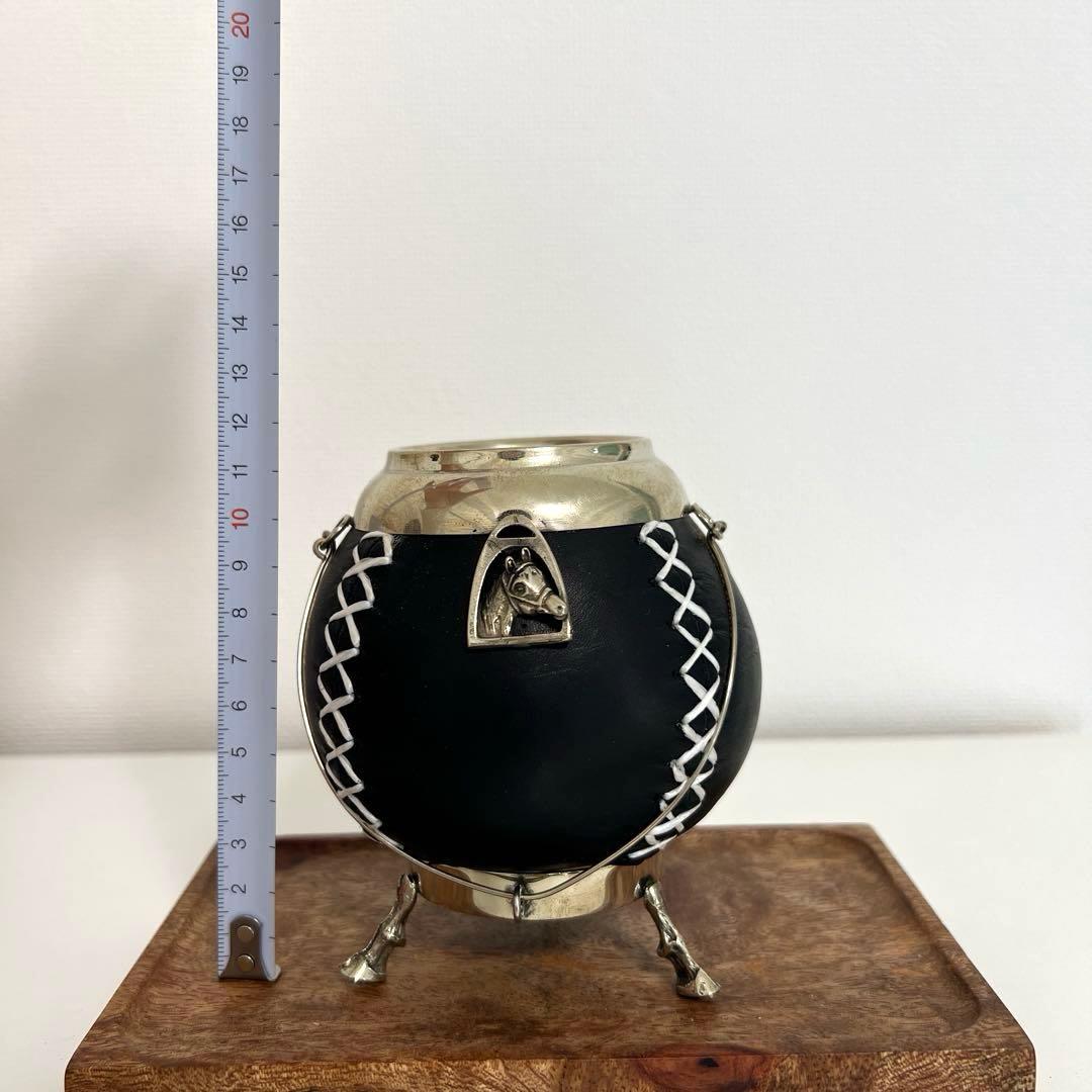 アルゼンチン製 本革 × アルパカ装飾／馬モチーフ／脚付き台座 マテ壺】