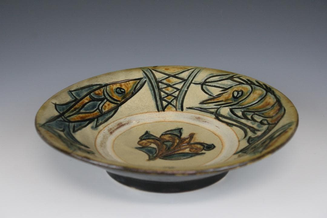 壺屋焼 人間国宝 金城次郎 作　海老魚文七寸皿（重ね焼） 壺屋焼 人間国宝 金城次郎作 海老魚文花瓶 （箱直筆） – 生活民芸 なかむた