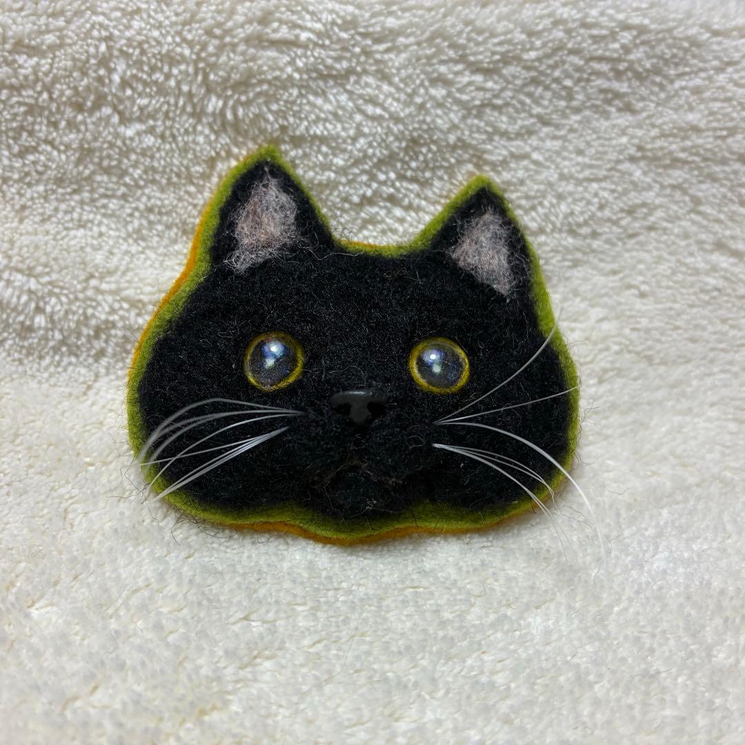 羊毛フェルト 黒猫（ワッペン風） 猫ブローチ ハンドメイド - メルカリ
