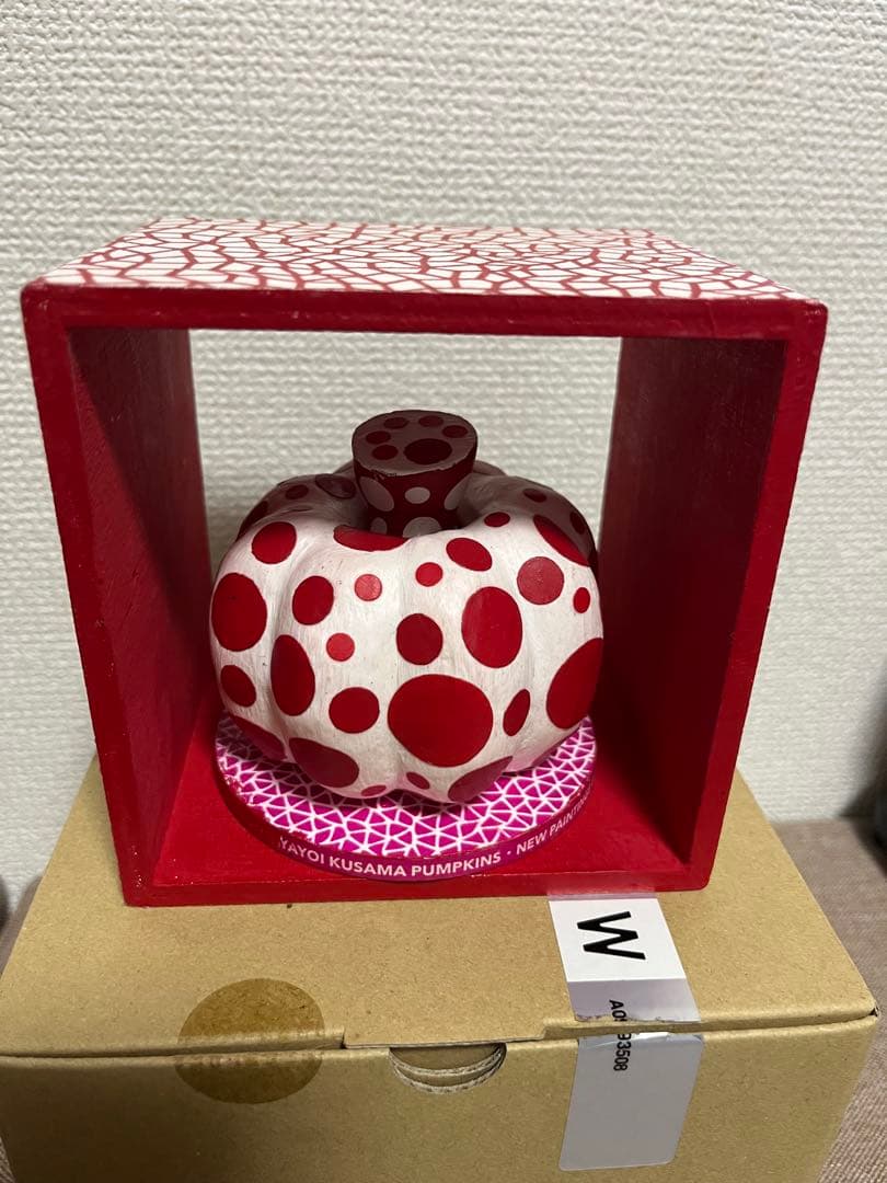 美品 草間彌生 展 かぼちゃ 展示用オブジェ　Victoria Miro）村上隆 草間彌生の8億円の価値がある作品「かぼちゃの彫刻」ってどんな作品